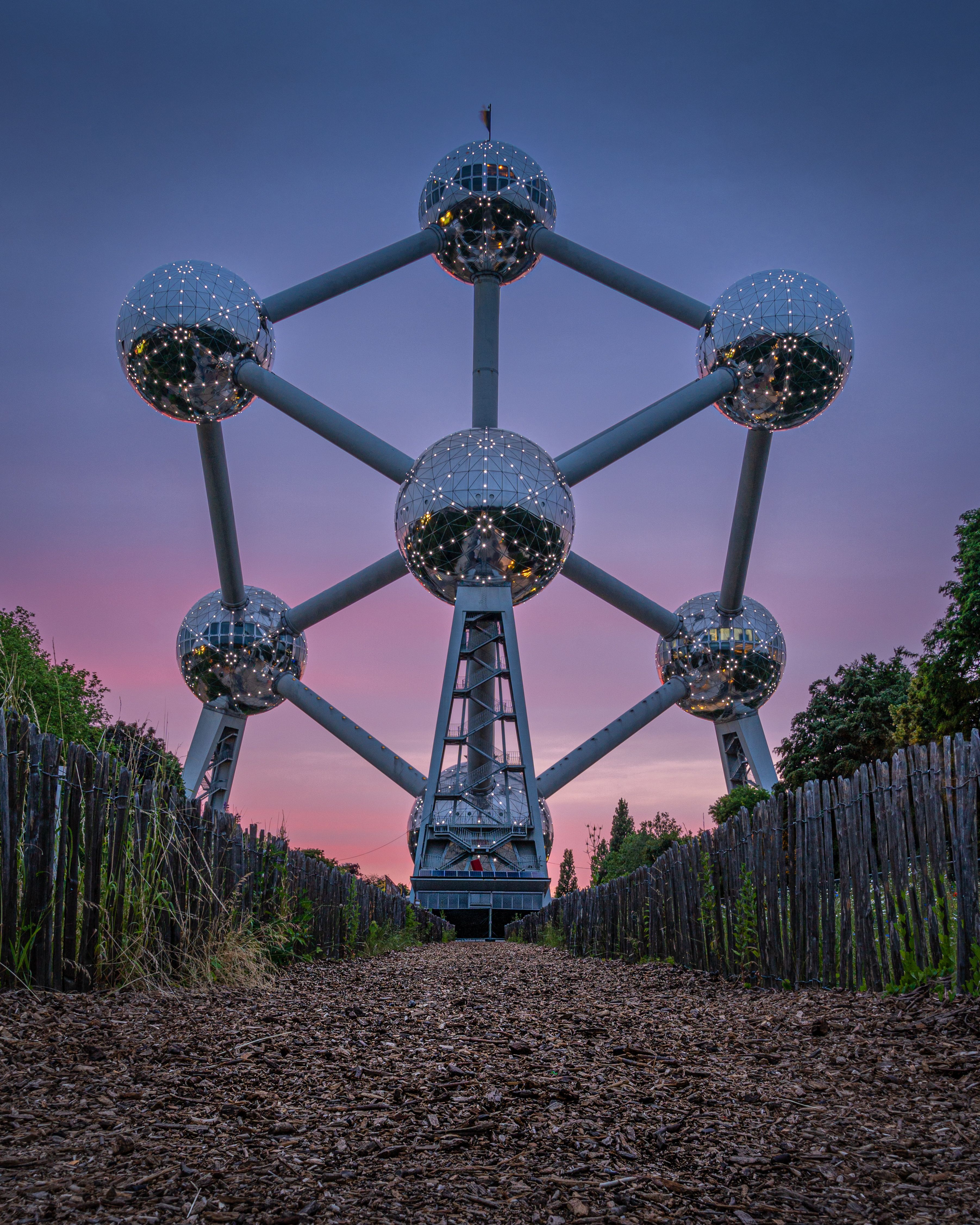 Gratis Pemandangan matahari terbenam yang menakjubkan di Atomium di Brussels, Belgia, menonjolkan keindahan arsitekturnya. Foto Stok