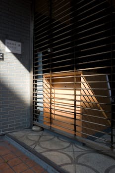 台北钢铁百叶窗上的光影鲜明地展现了城市建筑的细节