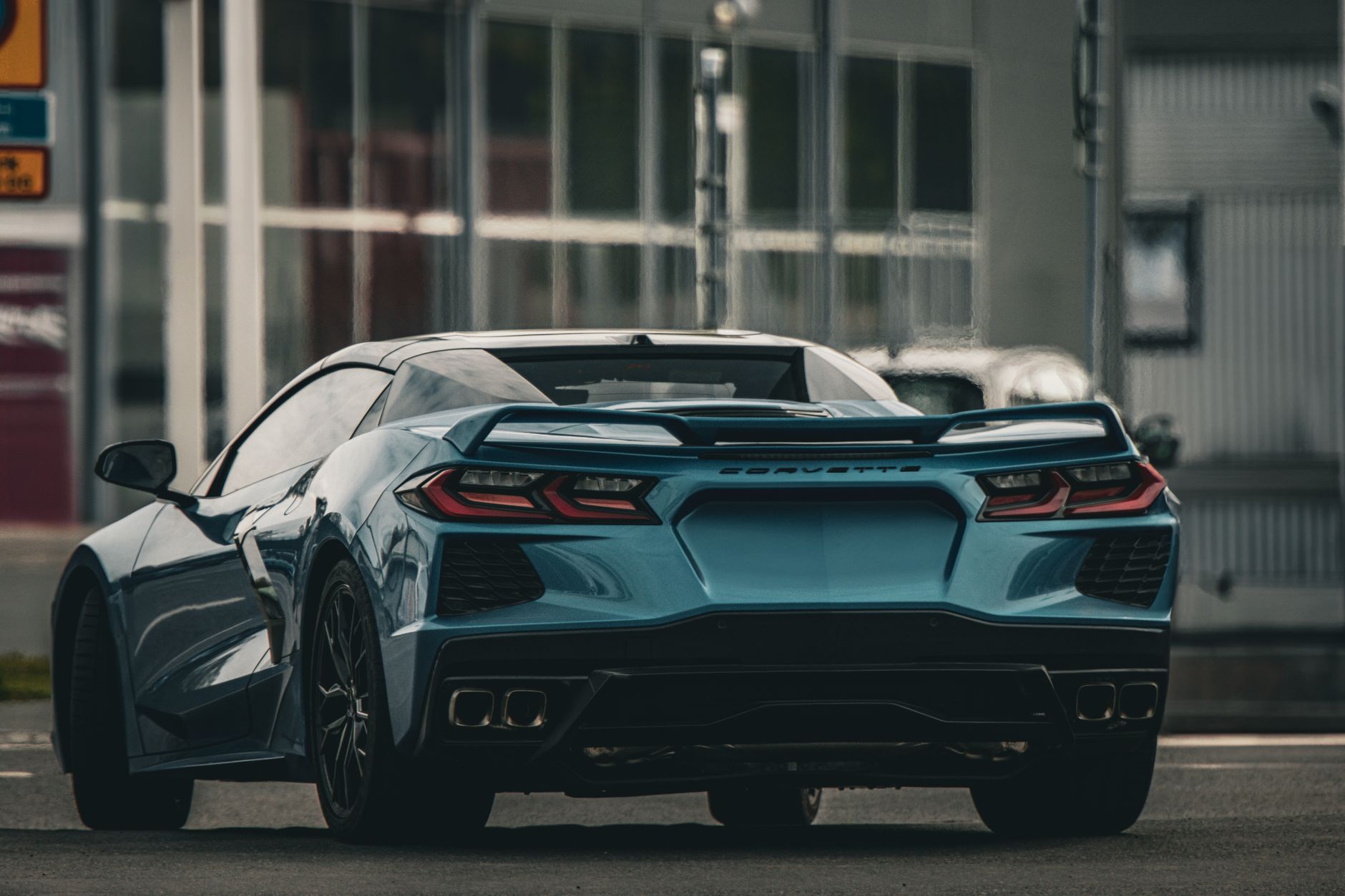 금 시세, 현명하게 알고 투자하는 2025년 최신 가이드 13 Rear view of a blue Corvette sports car parked outdoors in Jönköping, Sweden.