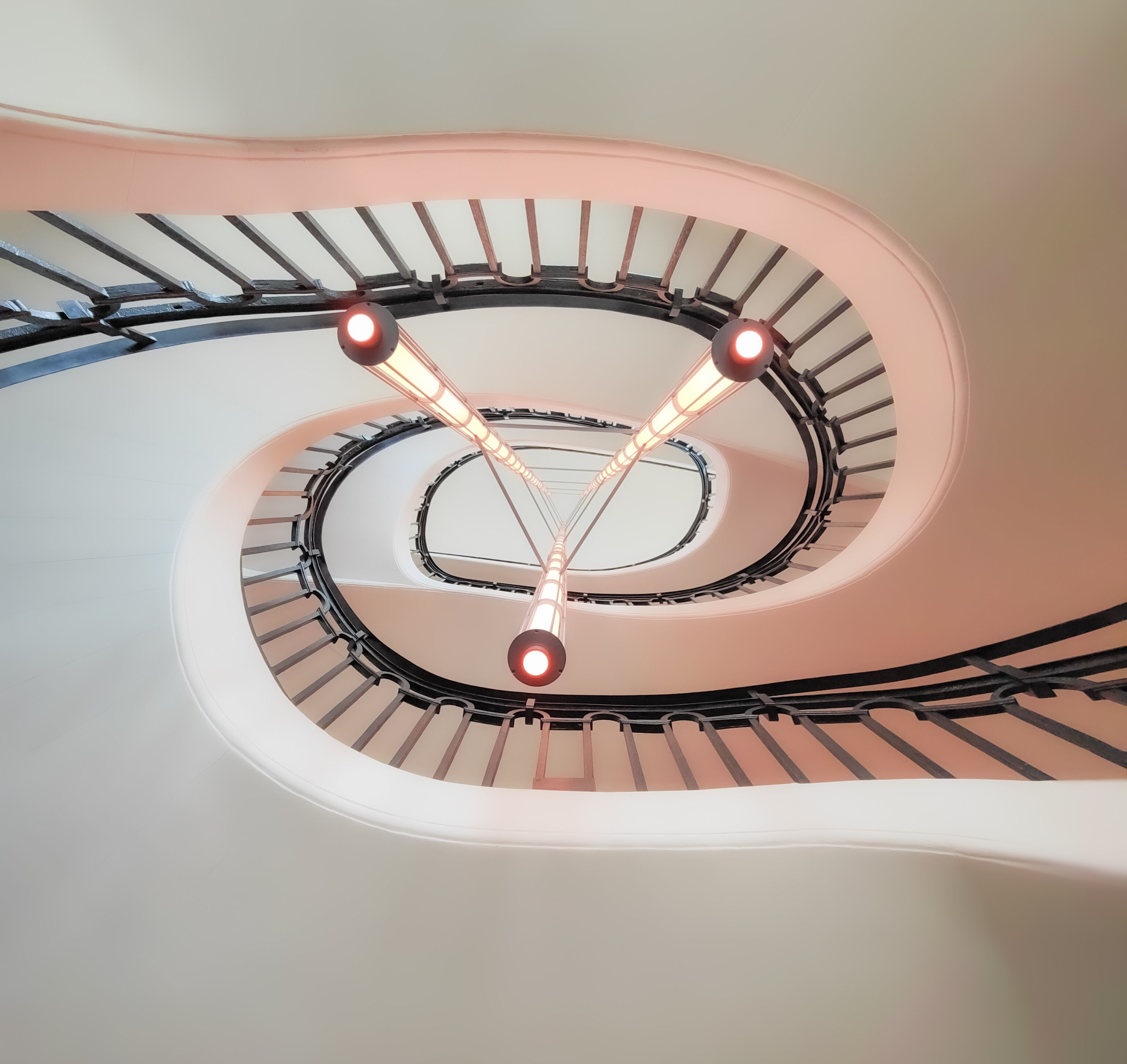 Escalera De Caracol Artística Vista Desde Abajo · Foto de stock gratuita
