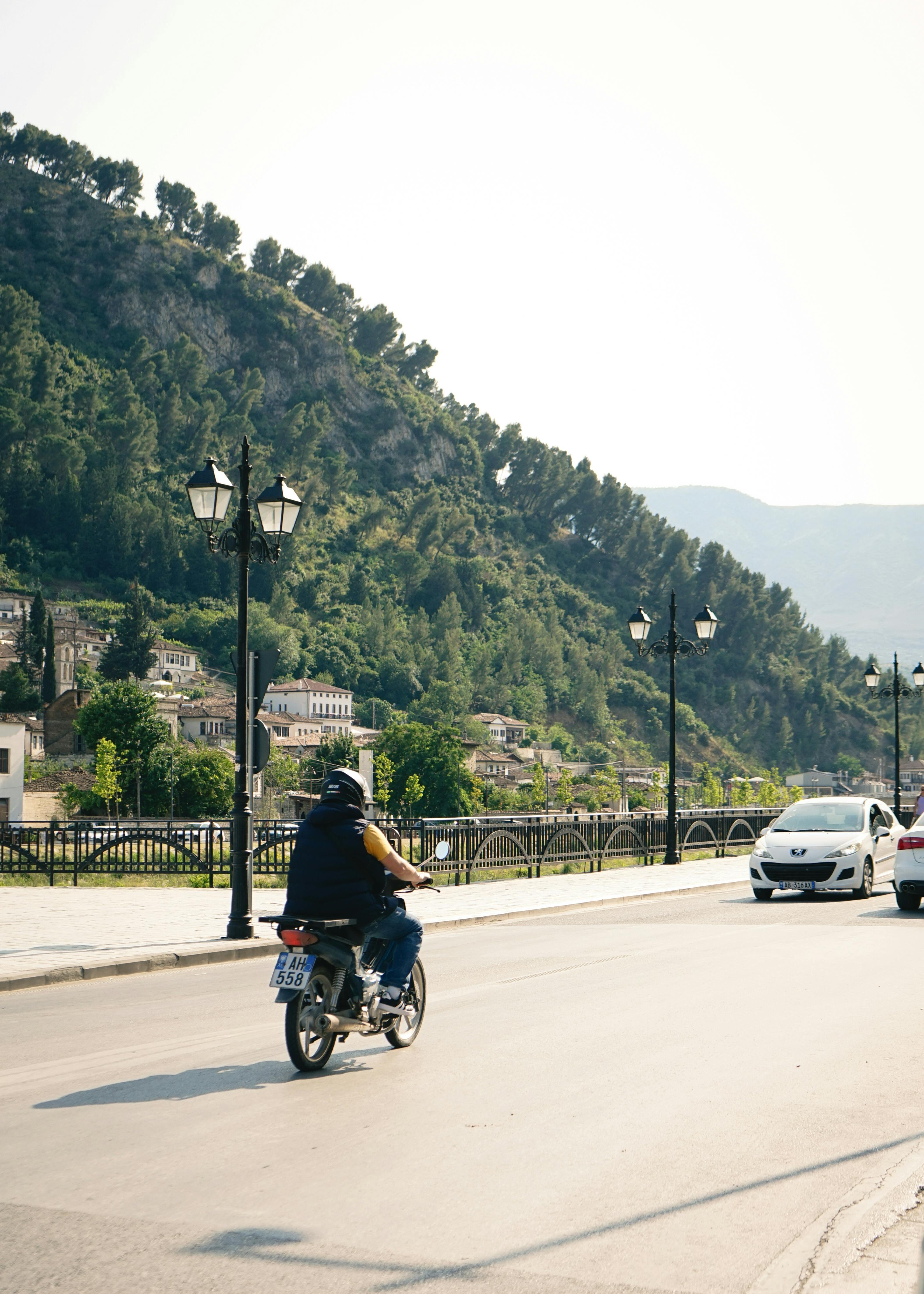 Kenapa Harus Transportasi Lokal? Lebih Dari Sekadar Murah!