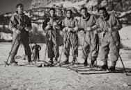 五名男子在冬季景观中滑雪的经典黑白照片