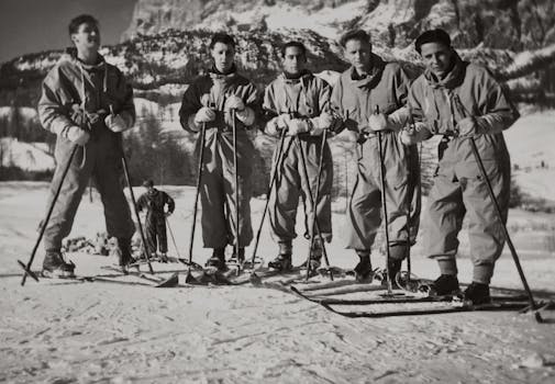 五名男子在冬季景观中滑雪的经典黑白照片