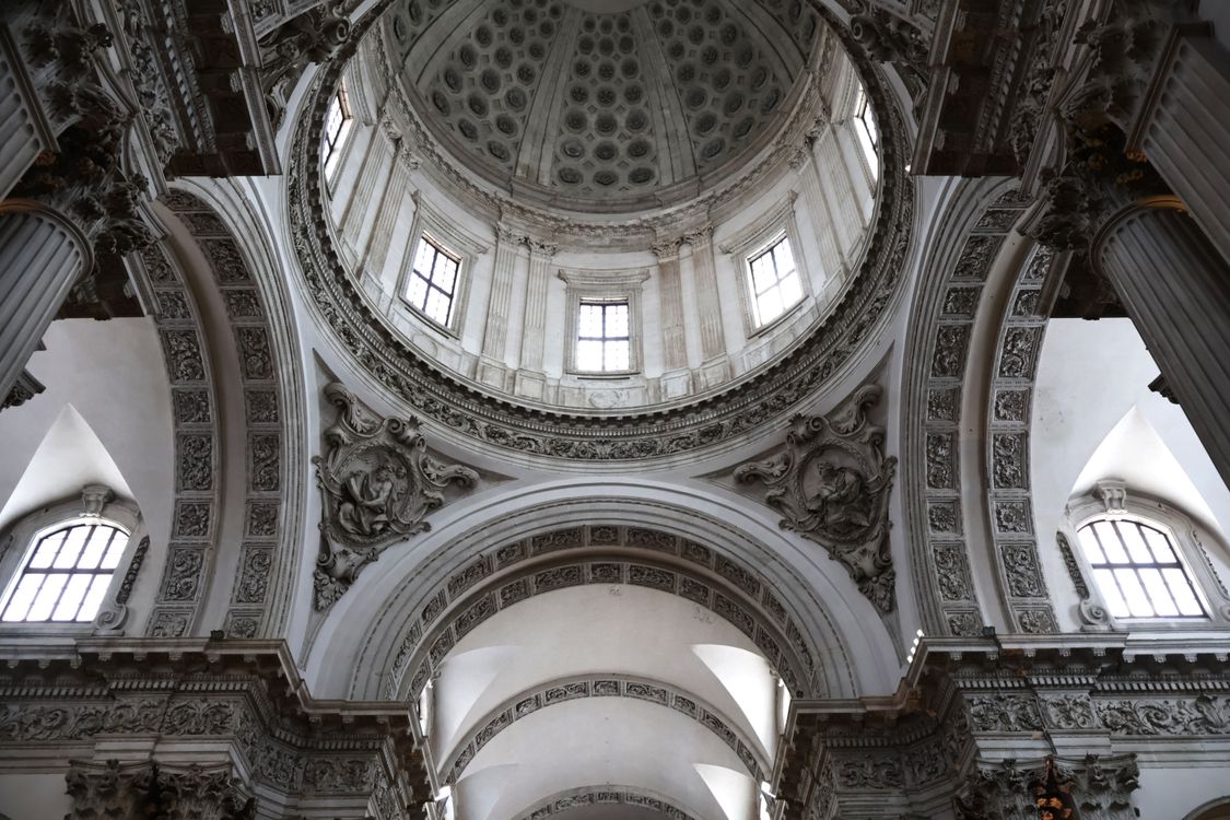 Interior De Una Catedral En Italia · Foto de stock gratuita