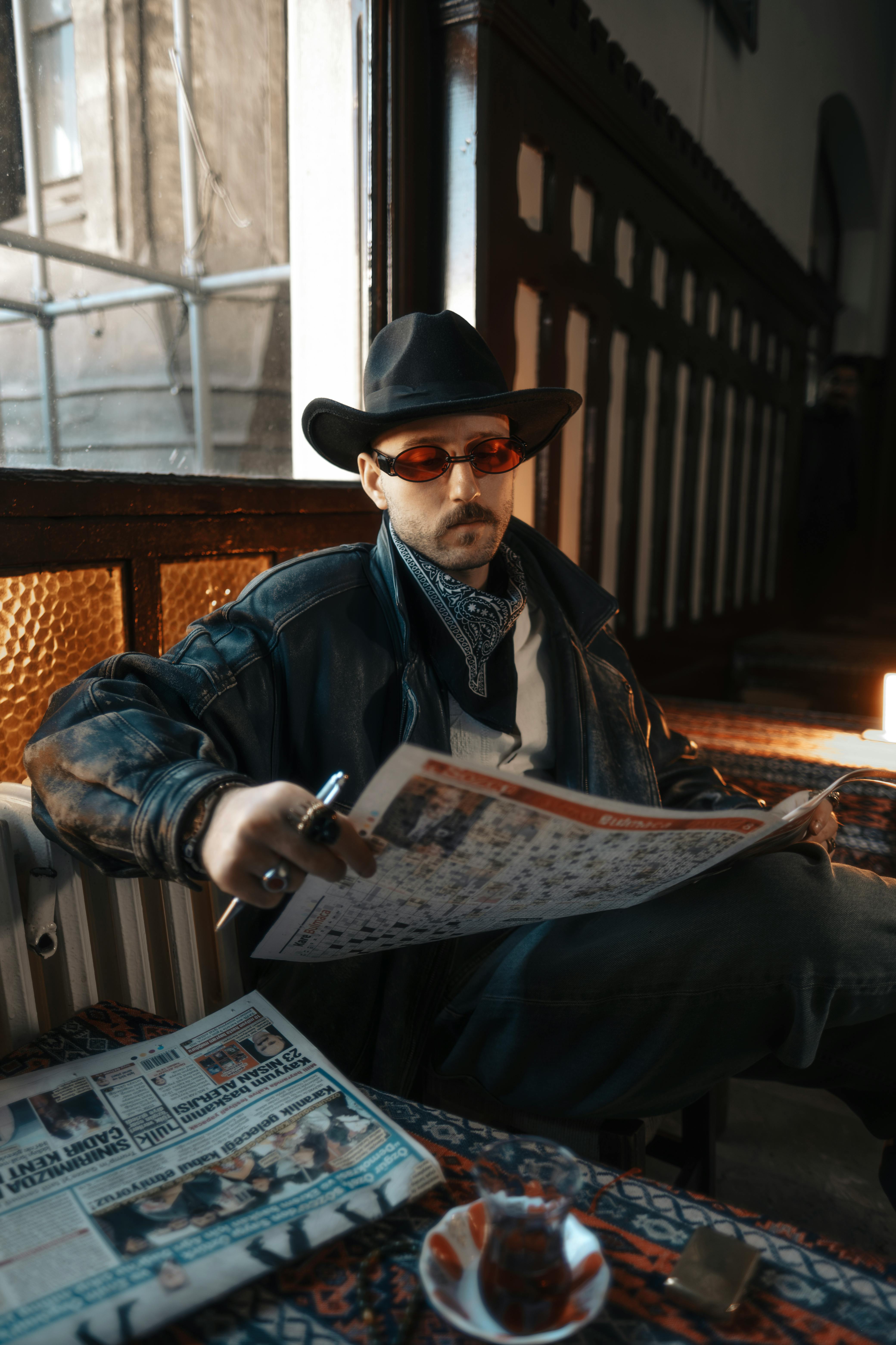 A legjobb 50 000 Reading A Newspaper témájú fotó · 100% osan ingyenes A legjobb 50 000 Reading A Newspaper témájú fotó · 100% osan ingyenes