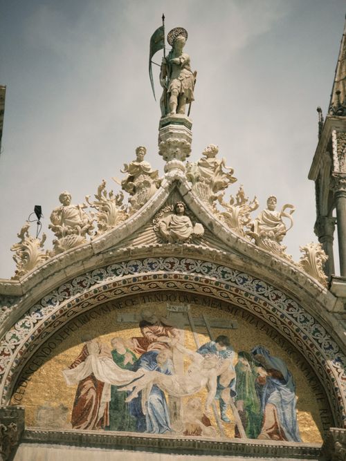 Free Intricate 16th-century Venetian facade featuring detailed sculptures and a vibrant mosaic. Stock Photo
