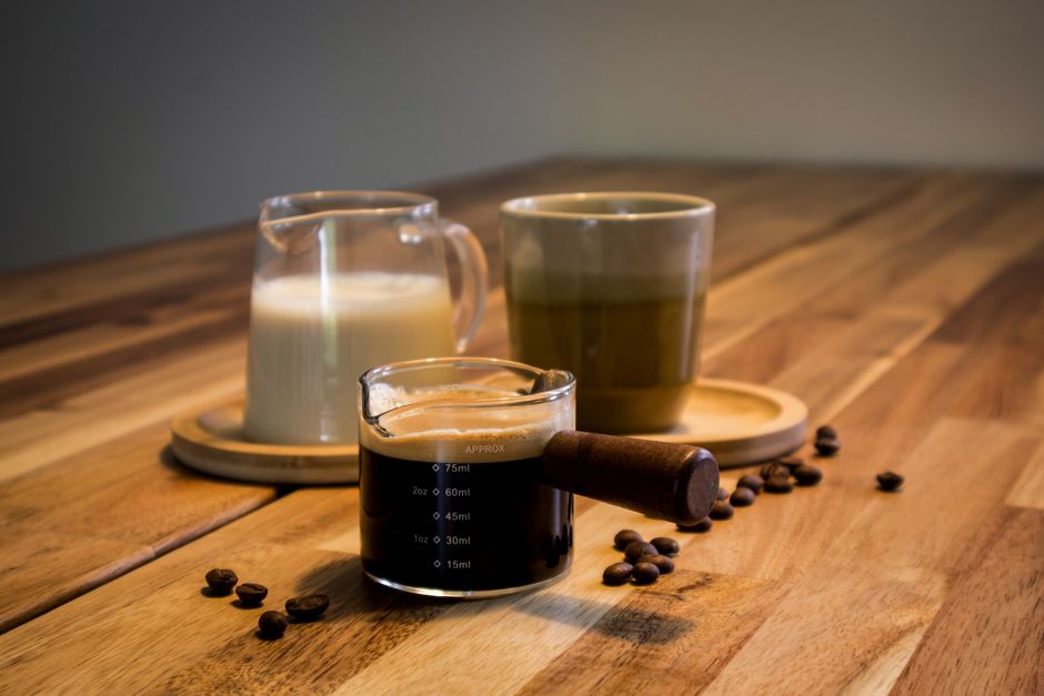 Plafondlamp met bladeren en natuurlijke tinten. Plafondlamp met bladeren en natuurlijke tinten.