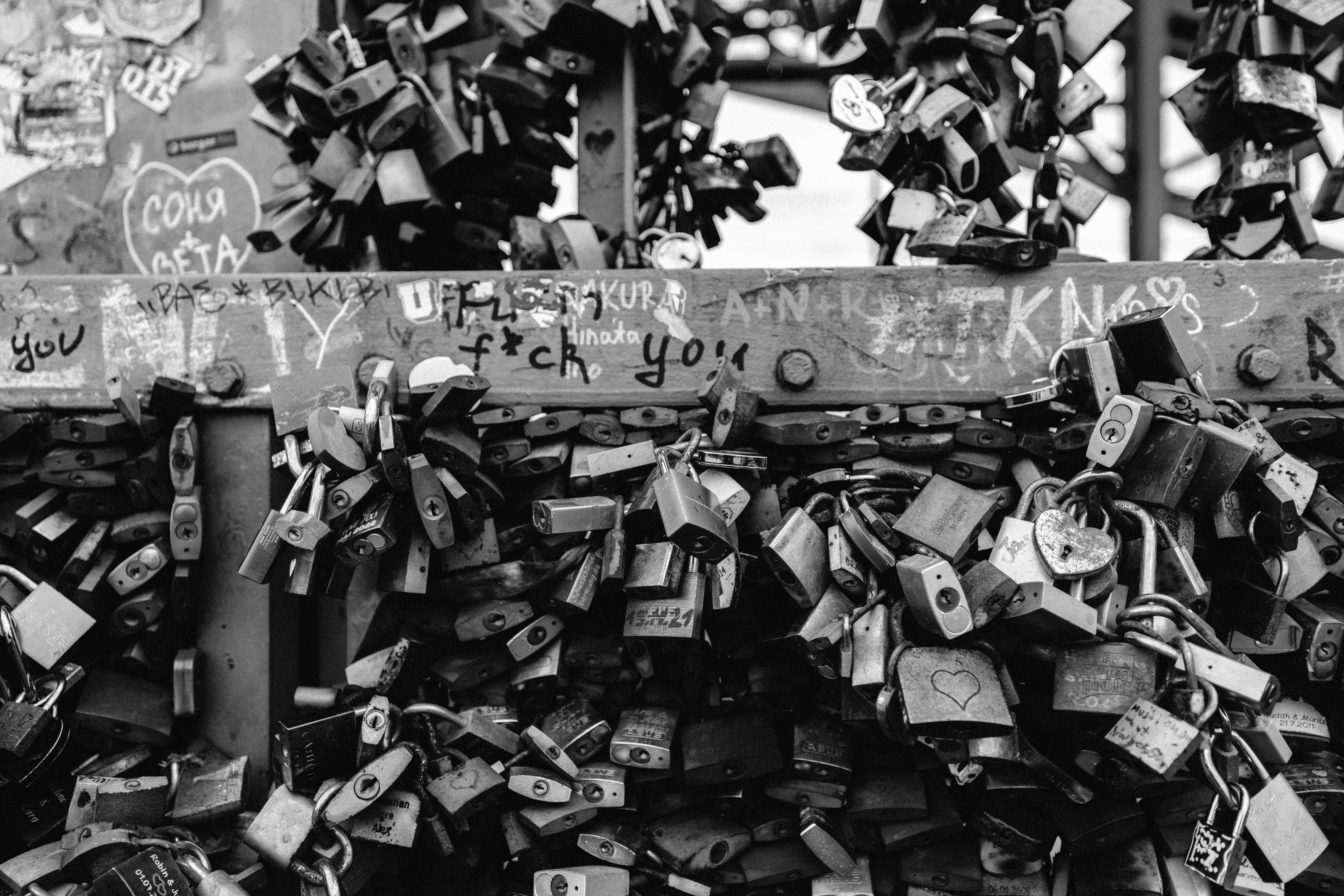 https://www.pexels.com/photo/love-locks-on-hohenzollern-bridge-cologne-32488810/