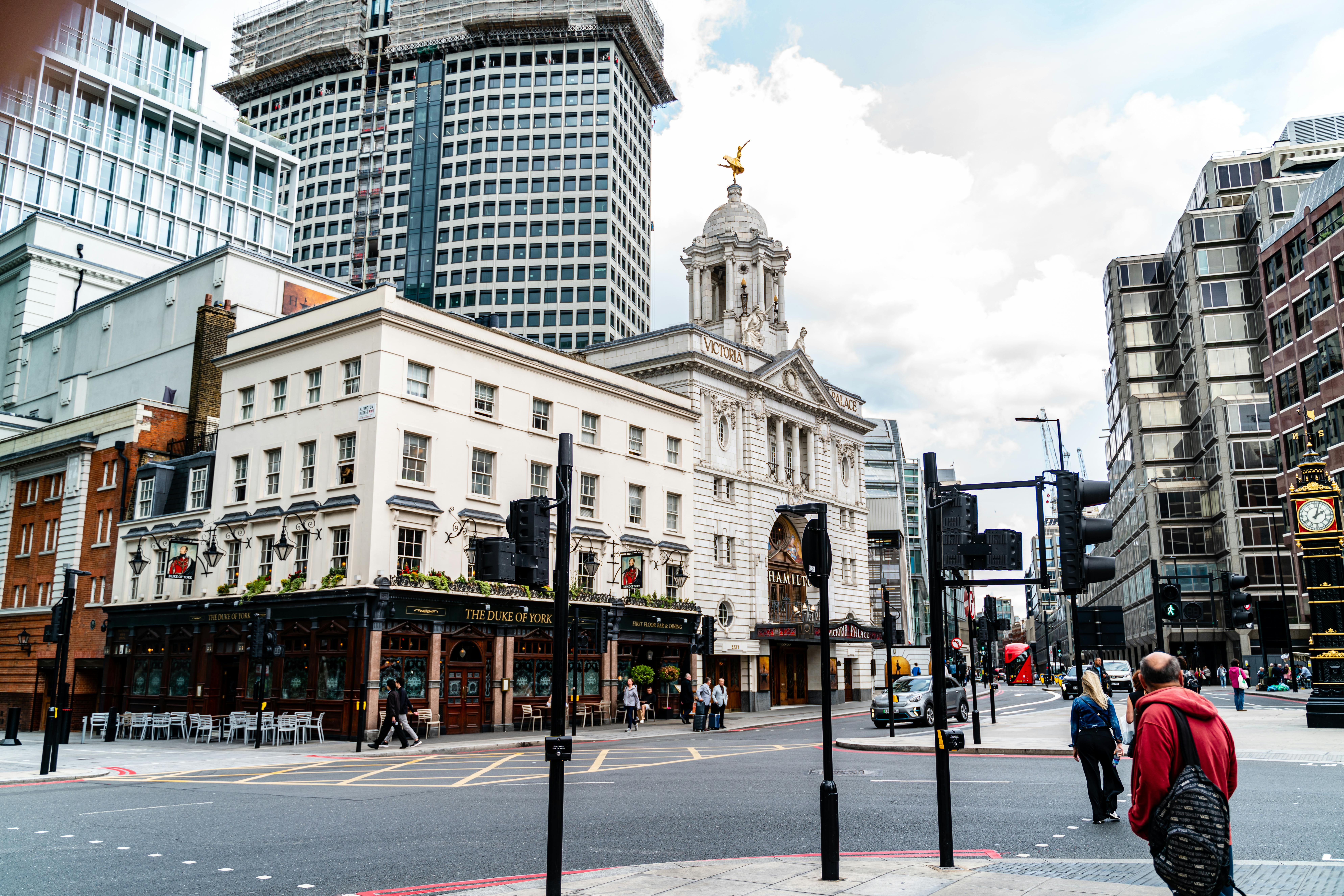 Ücretsiz İngiltere'nin Londra kentindeki ikonik Victoria Palace Tiyatrosu ve yakındaki binaların sokak görünümü. Stok Fotoğraflar