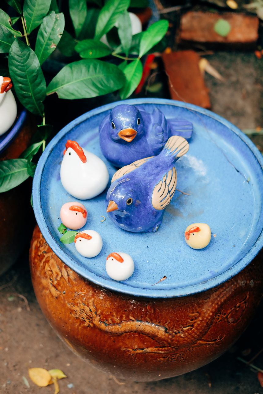 Hand-painted ceramic bird figures on a glazed pot. Photo by bynamnamnam on Pexels