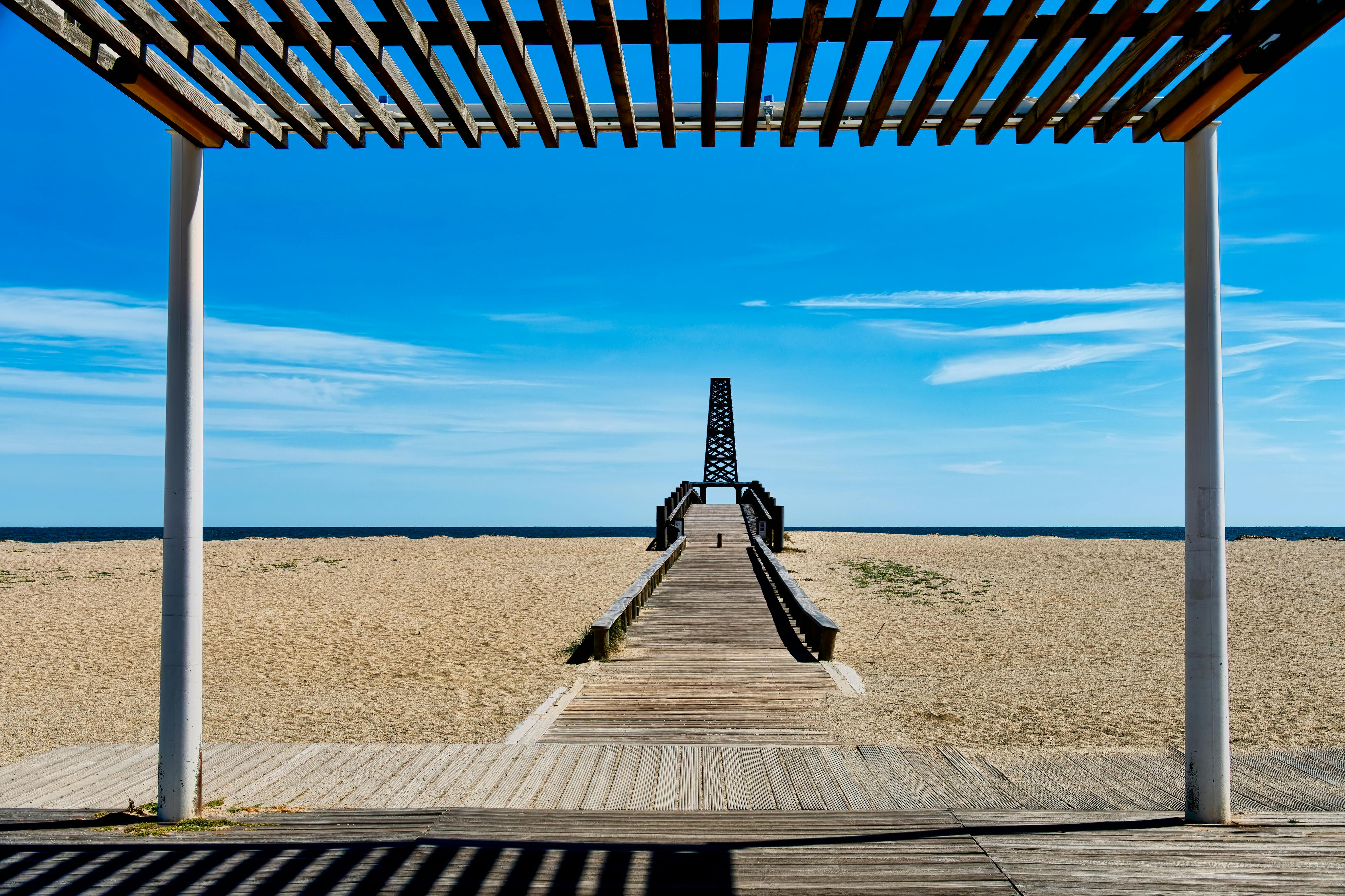 Experimenta la serena vista de la playa en Le Barcarès con cielos azules claros y costas de arena. Perfecta escapada de viaje.