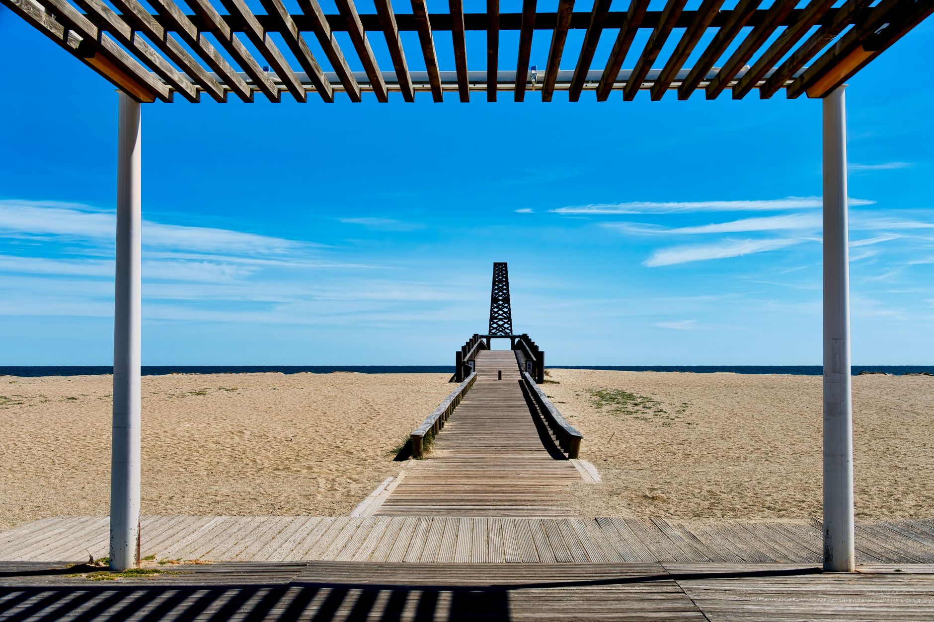 Experimenta la serena vista de la playa en Le Barcarès con cielos azules claros y costas de arena. Perfecta escapada de viaje.