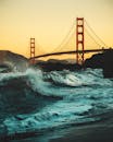 旧金山金门大桥日落时分的景色十分戏剧性，海浪汹涌
