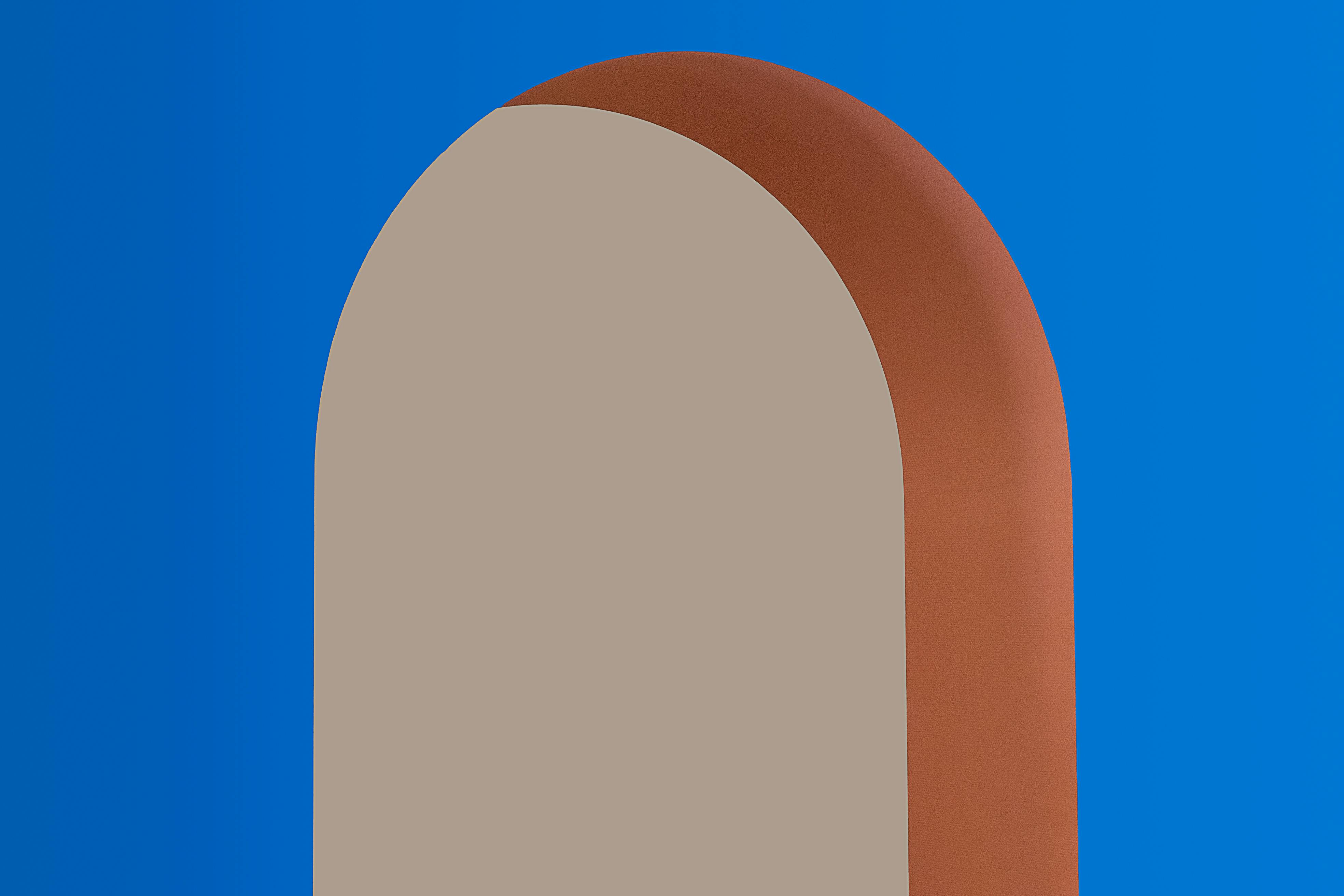 De franc Un arc geomètric minimalista amb colors vibrants sobre un fons blau, que mostra un disseny abstracte. Foto d'estoc