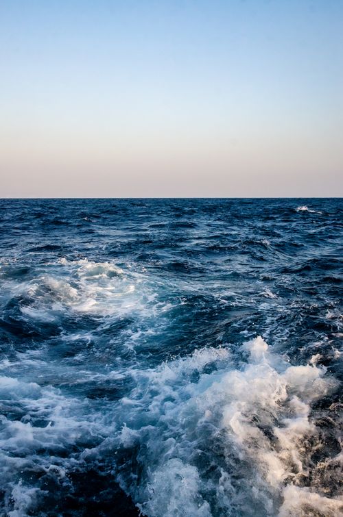 Free Dynamic ocean waves crashing under a clear blue sky, capturing nature's energetic beauty. Stock Photo