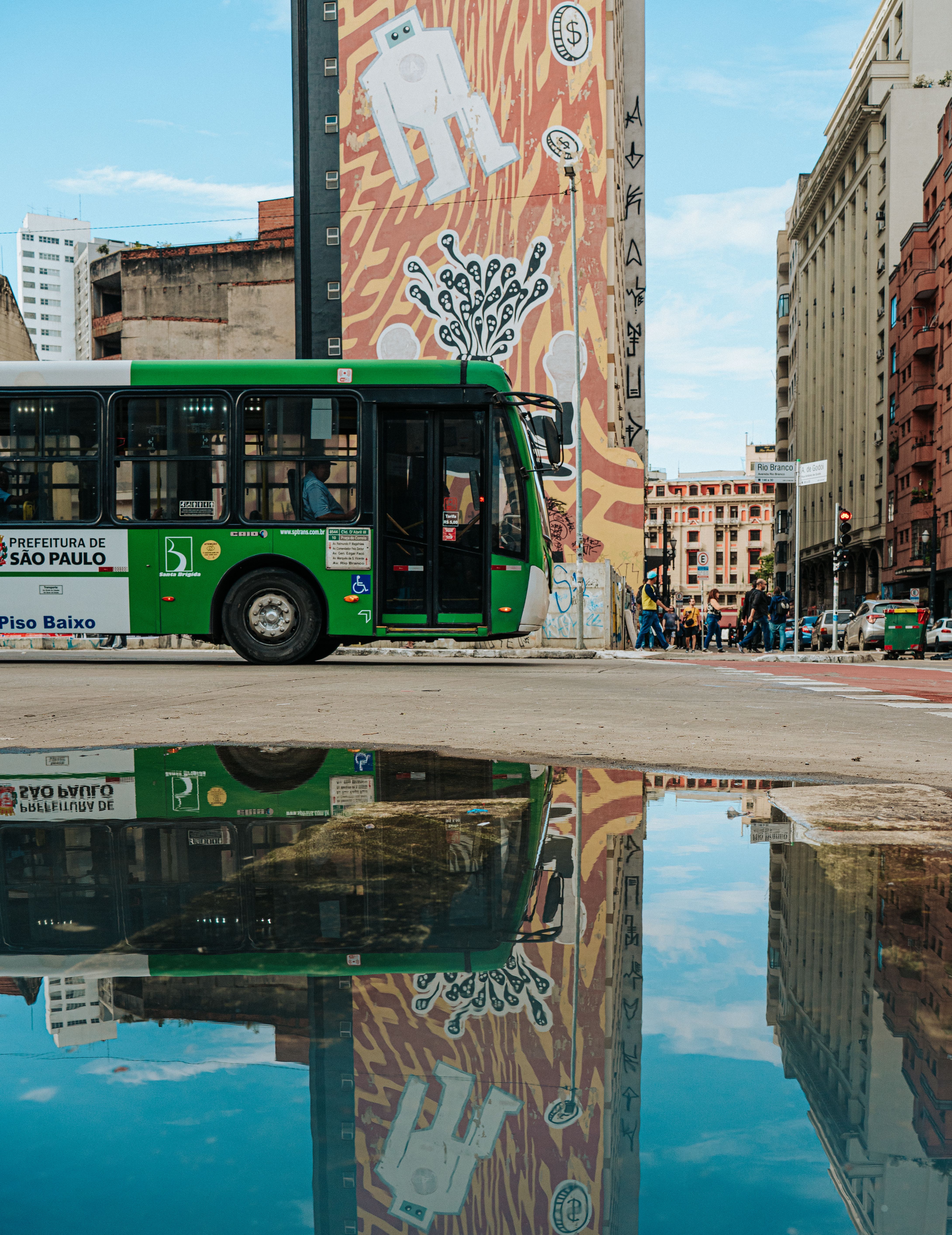 Scène De Rue Animée à São Paulo Avec Reflets De Bus · Photo gratuite