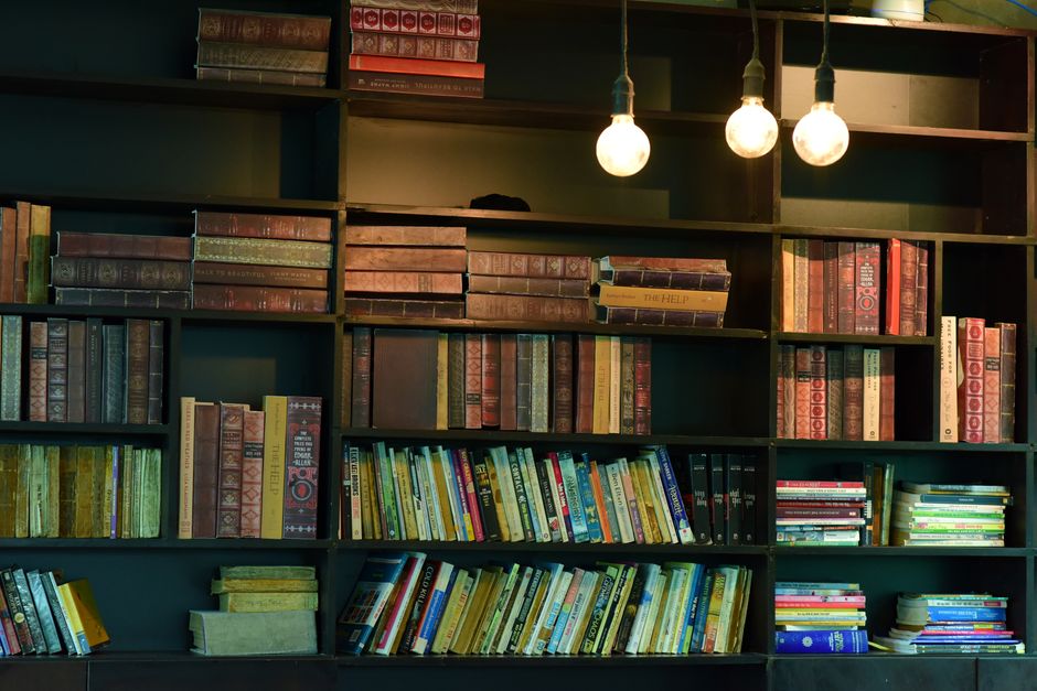 Space-Saving Bookshelf Reviews: 5 Essential Tips for Small Spaces at Hanamori Shop Space-saving bookshelf in cozy reading nook with minimalist decor