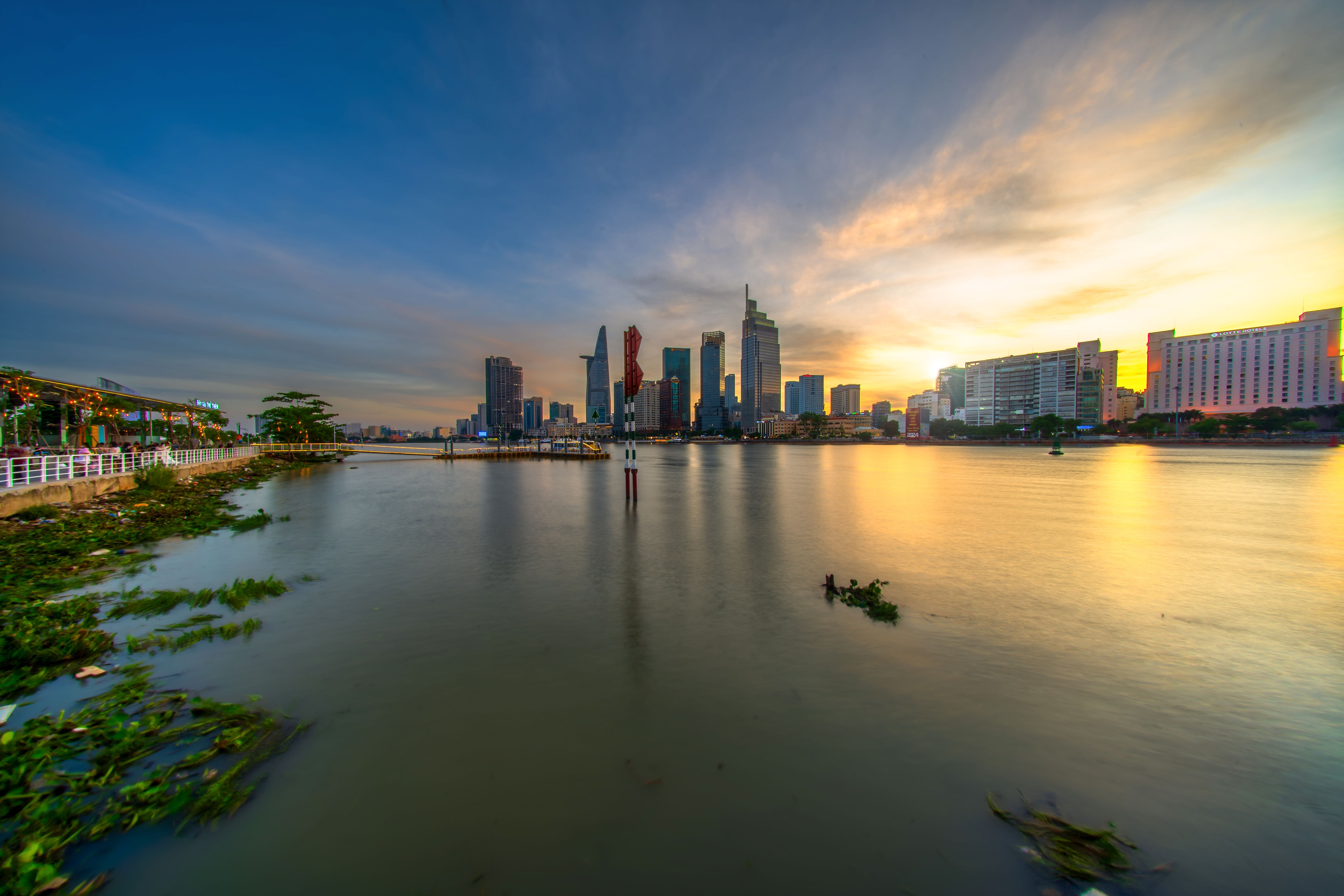 Stunning Sunset over Saigon River Skyline · Free Stock Photo