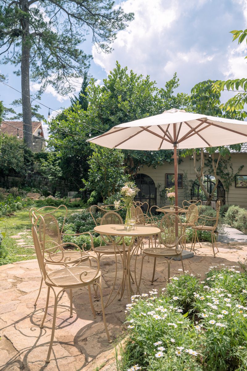 Modern patio with seating, umbrella and garden planting