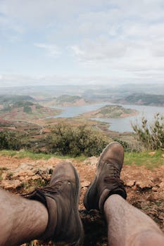 从徒步旅行者的视角，可以轻松欣赏到风景优美的山景和湖泊景观