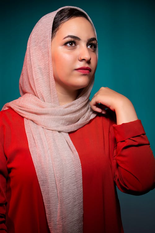 Hijab를 착용하는 여자의 사진