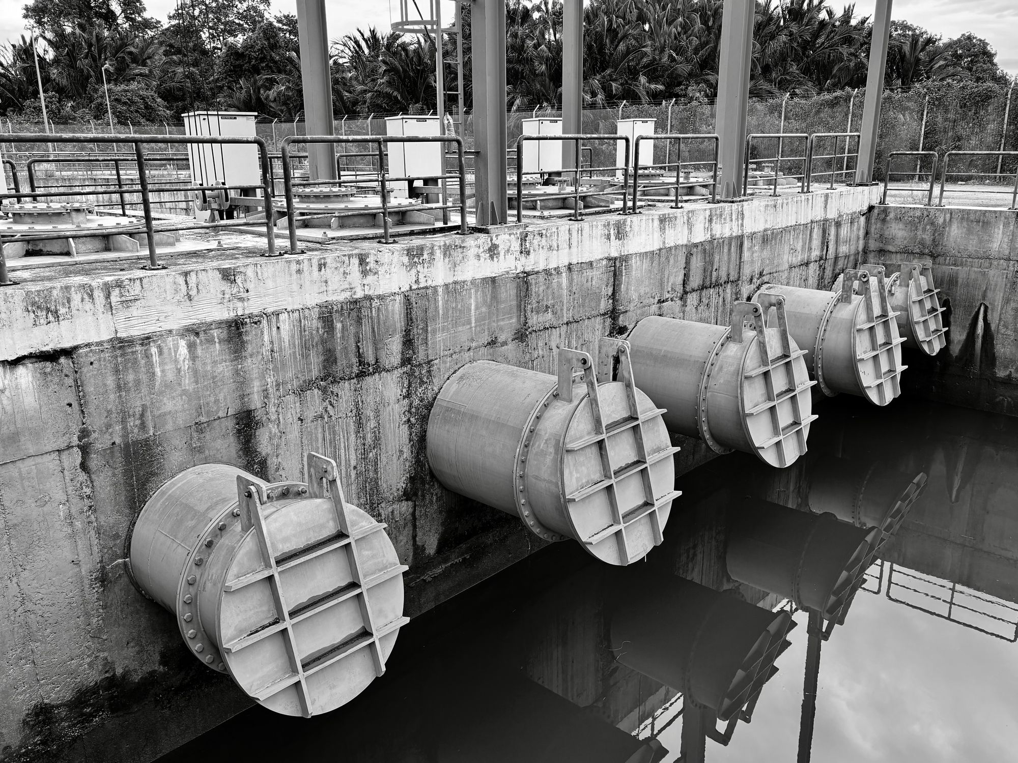 Tuberías y válvulas metálicas dentro de una planta municipal de tratamiento de agua