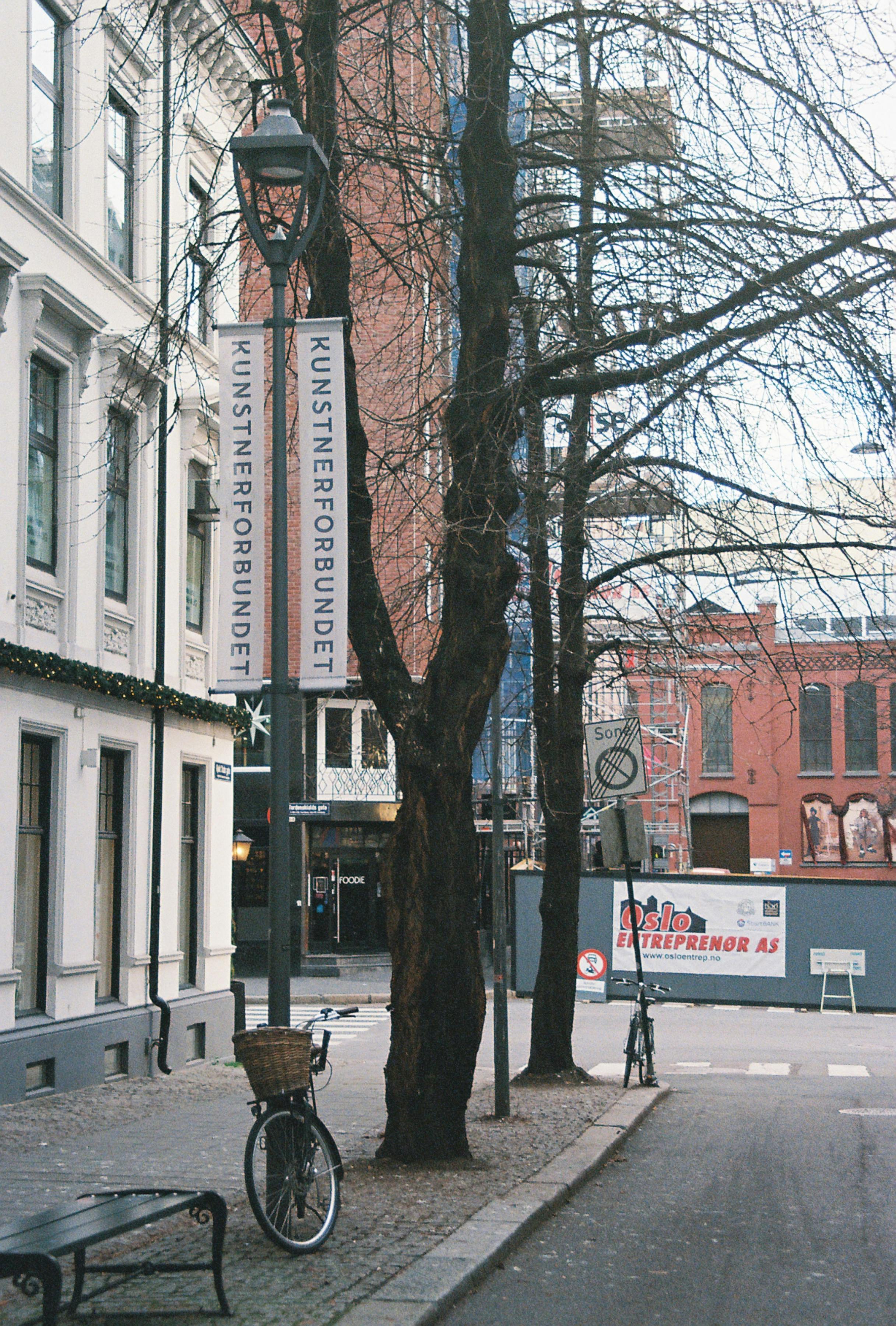 бесплатная Необычная уличная сцена в Осло с классической скандинавской архитектурой и припаркованным велосипедом. Стоковое фото