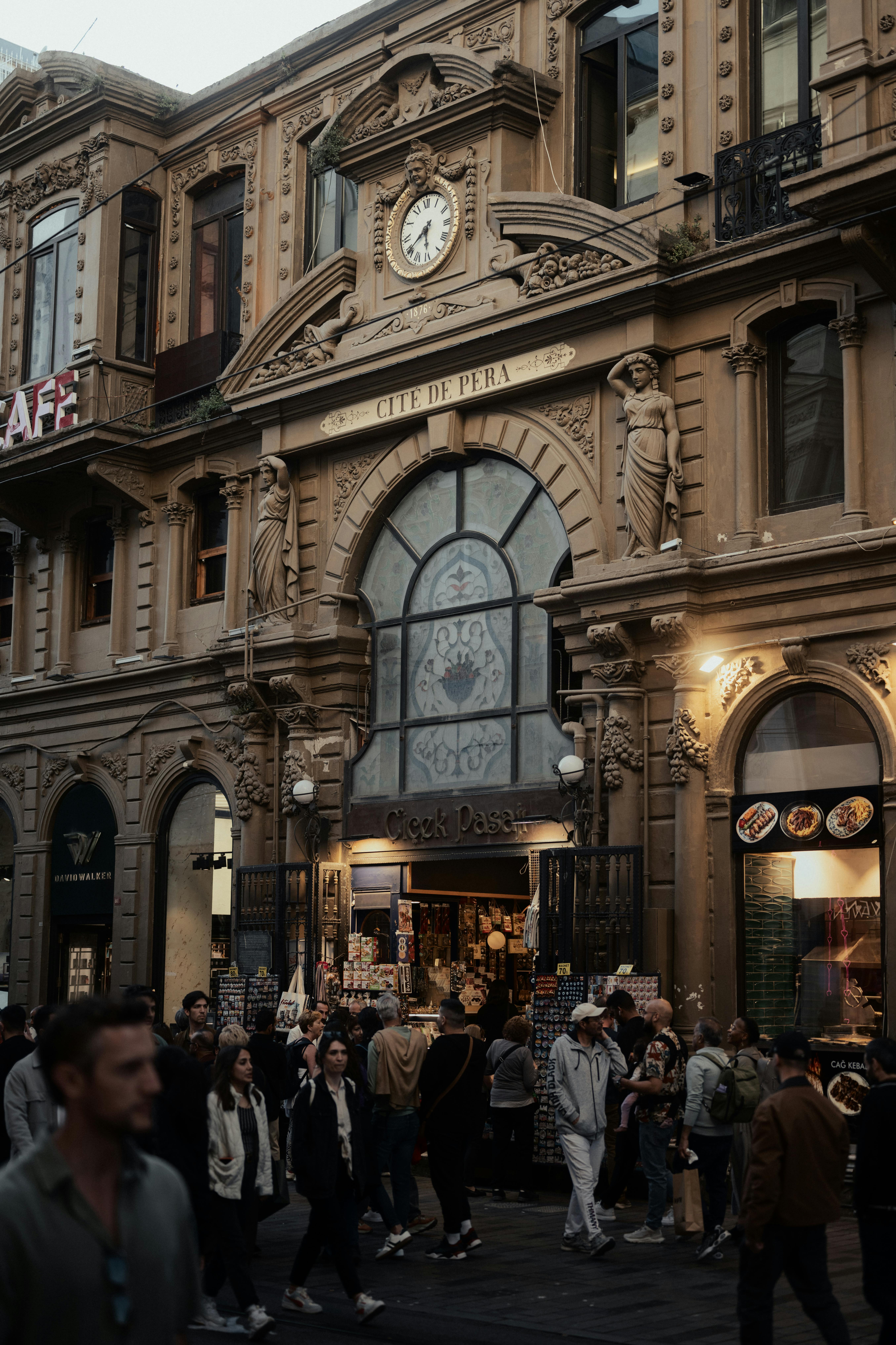 De franc Exploreu el vibrant i històric carrer Pera d'Istanbul, on podreu gaudir de la seva animada vida urbana i l'arquitectura clàssica. Foto d'estoc