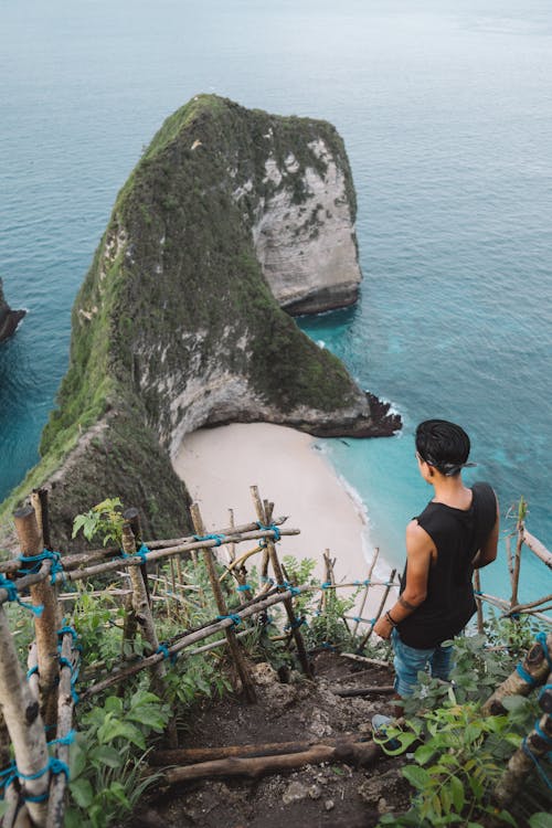 Foto Eines Mannes Im Schwarzen Trägershirt, Der Das Schöne Paradies Betrachtet