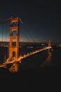 旧金山金门大桥灯火通明的戏剧性夜间景观
