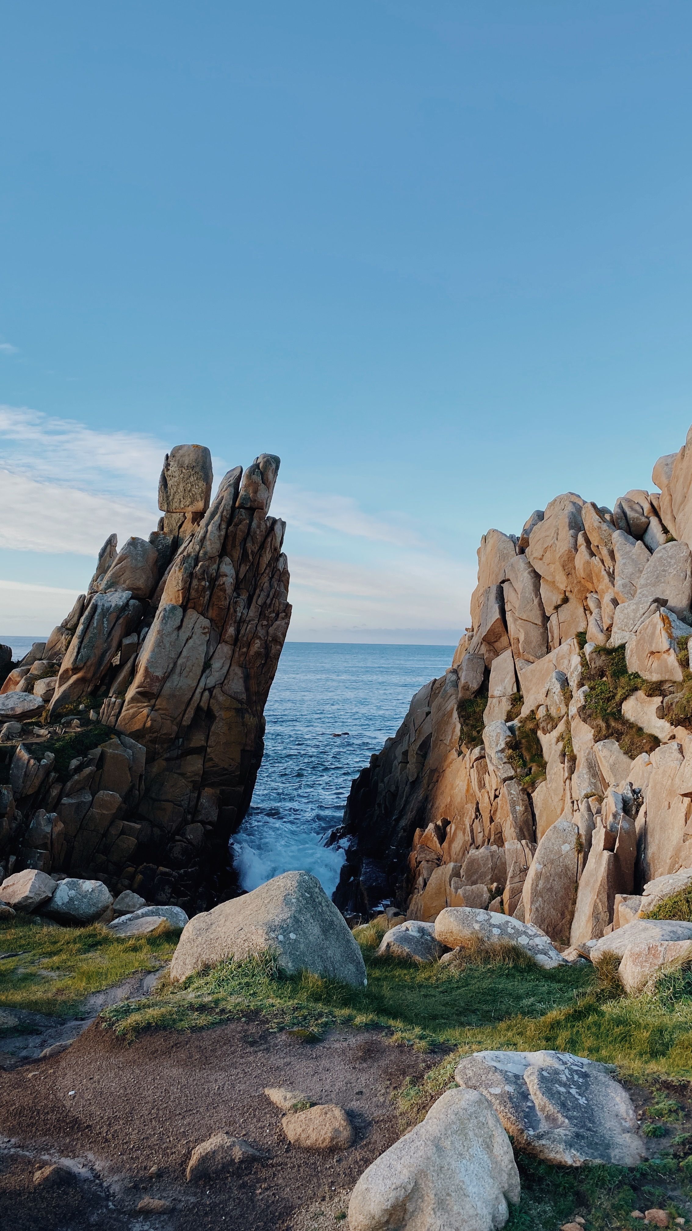 Formation Rocheuse Côtière Spectaculaire Au Bord De La Mer · Photo gratuite