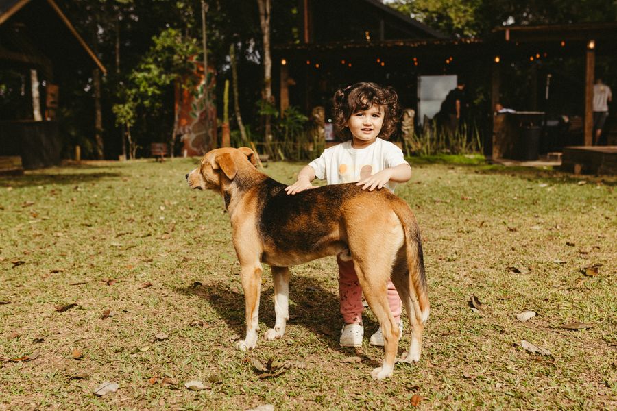 Jeune enfant avec un chien dans un jardin