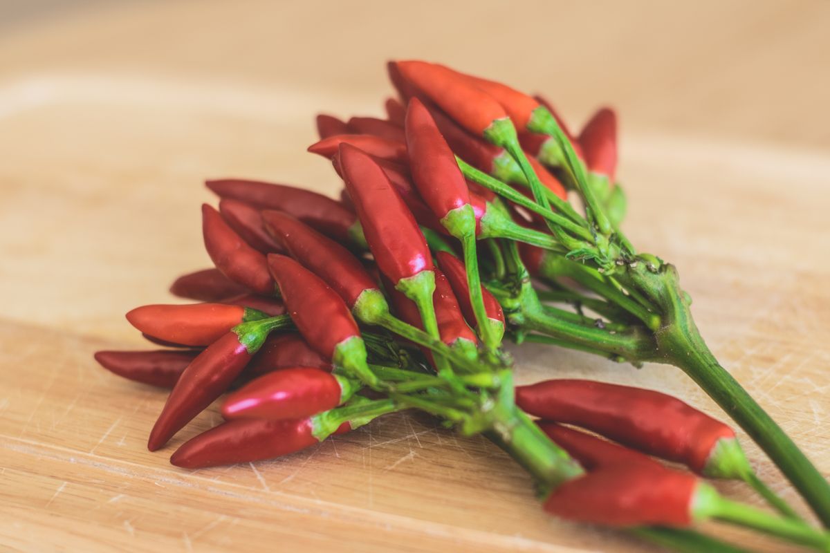 Kırmızı acı biber sergilenen ahşap tezgah, Hot Pepper temasını yansıtıyor