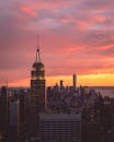 令人惊叹的纽约市天际线鸟瞰图，与戏剧性的日落天空相映，共同构成了一幅城市杰作