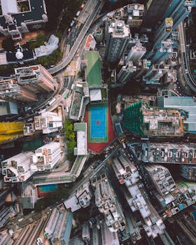 航拍镜头令人惊叹地捕捉到了香港岛的城市扩张和摩天大楼