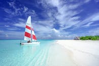 马尔代夫沙滩附近，帆船营造出放松的场景