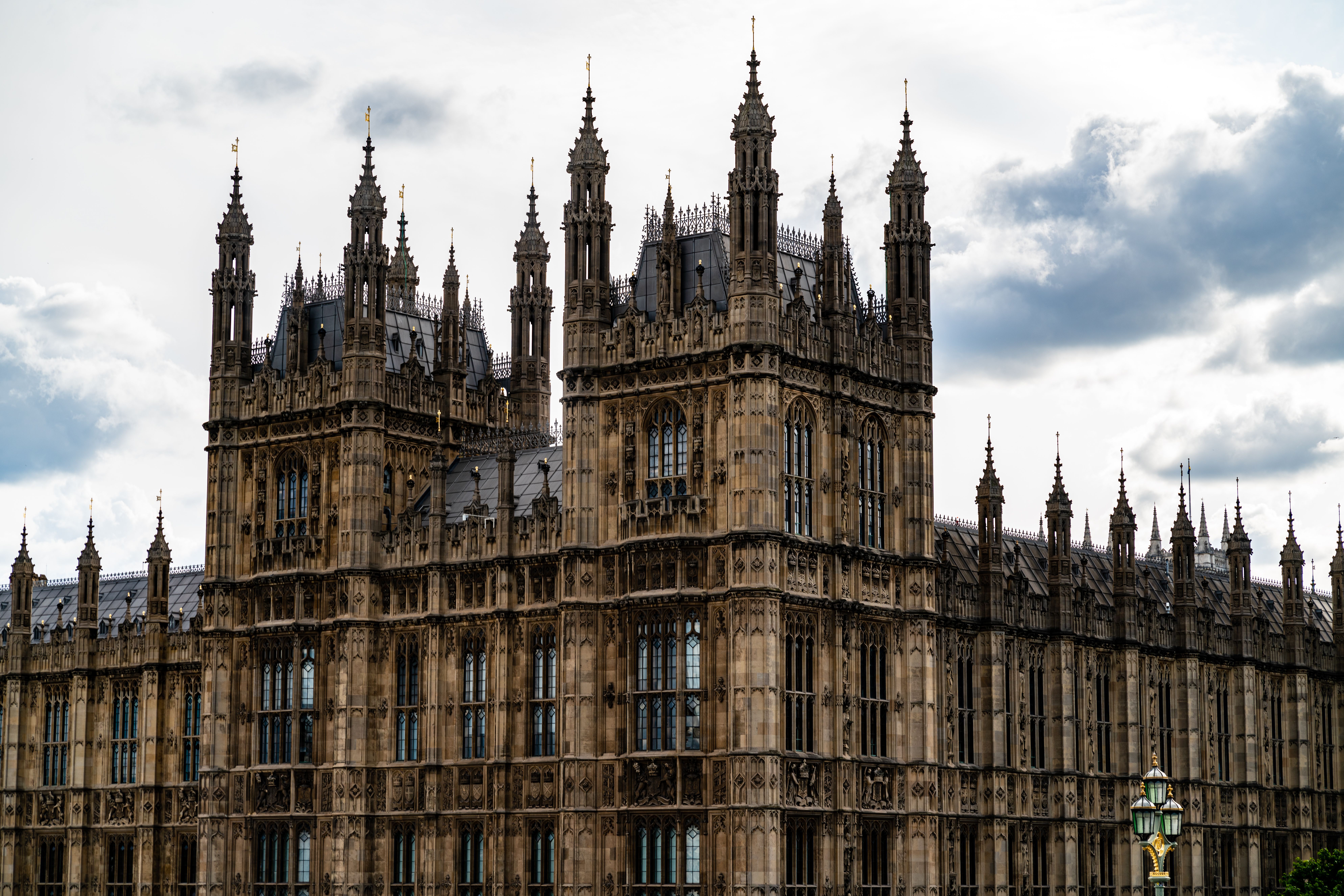 Emelkedik a nemzeti minimálbér Nagy-Britanniában, 2027-es becslés is napvilágot látott