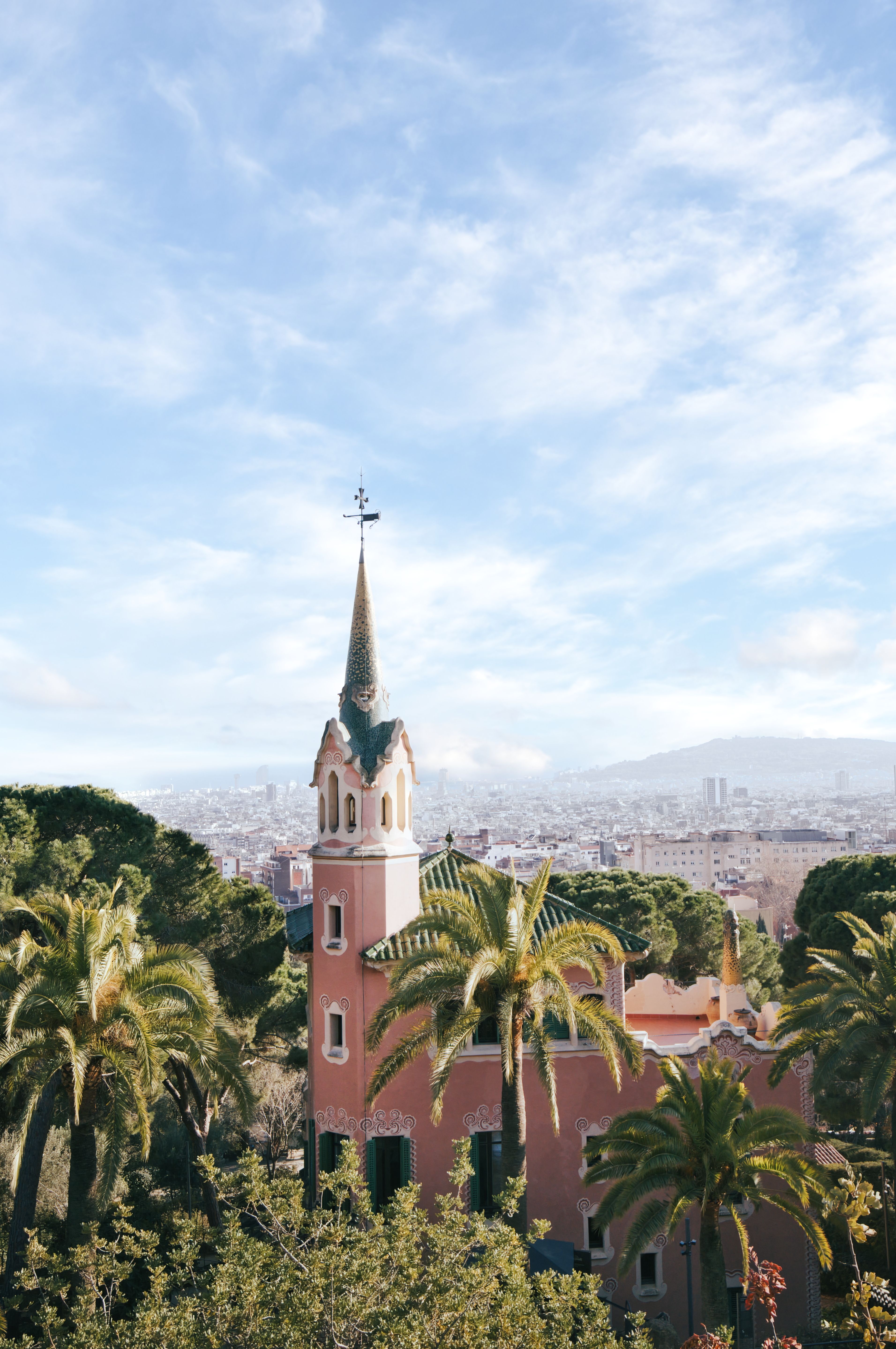 Vista Icônica Do Parque Güell Com A Paisagem Urbana De Barcelona · Foto ...