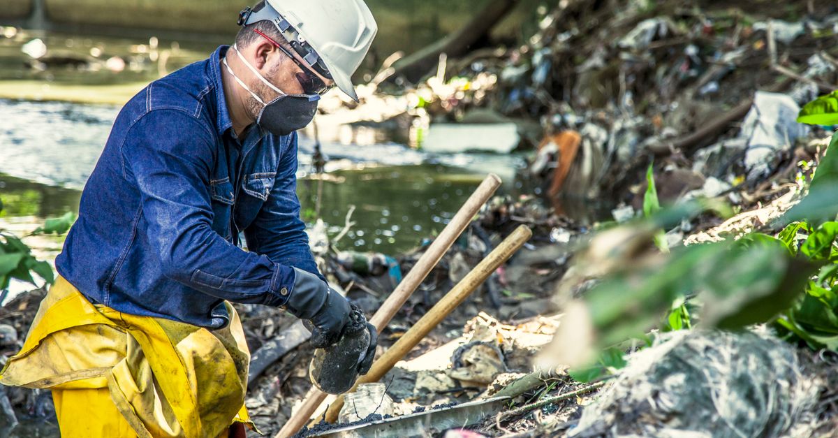 When Should Outdoor Workers Take Hydration Breaks