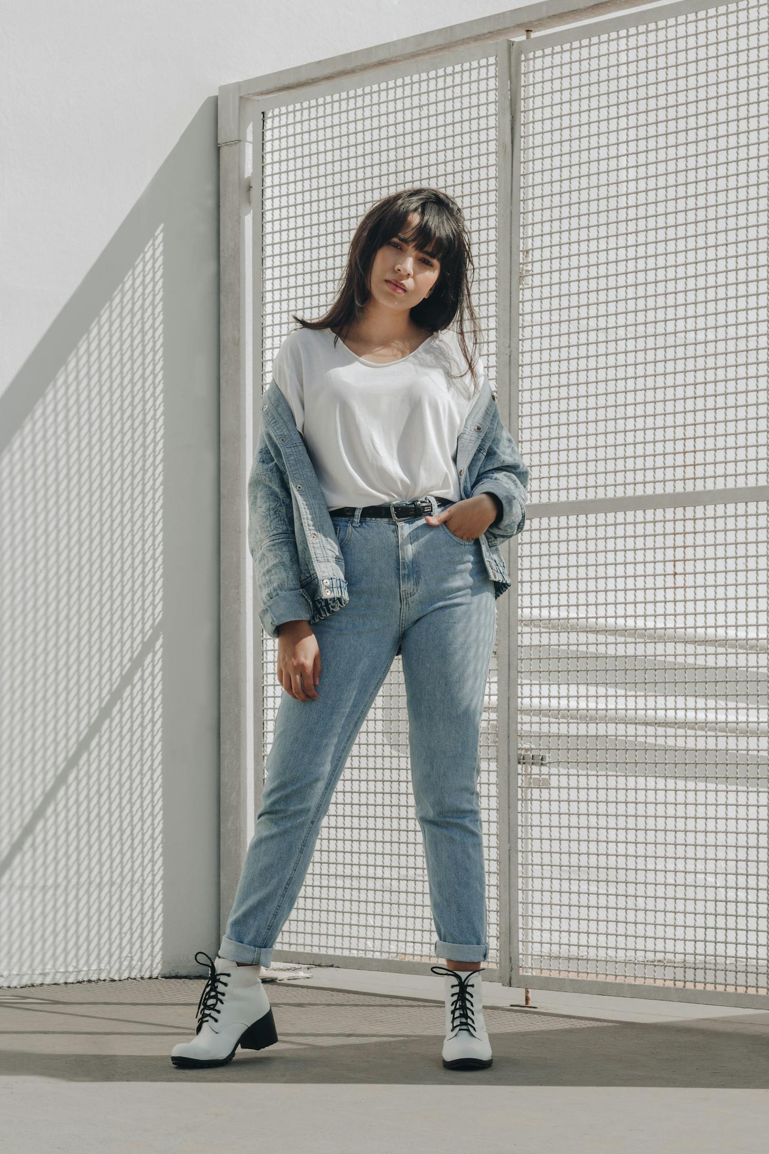 girl in mom jeans