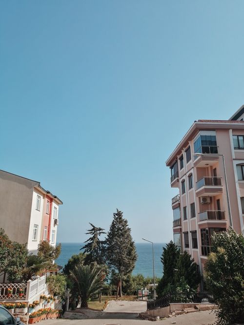 Free Charming view of residential buildings overlooking the sea in Tekirdağ, Türkiye. Stock Photo