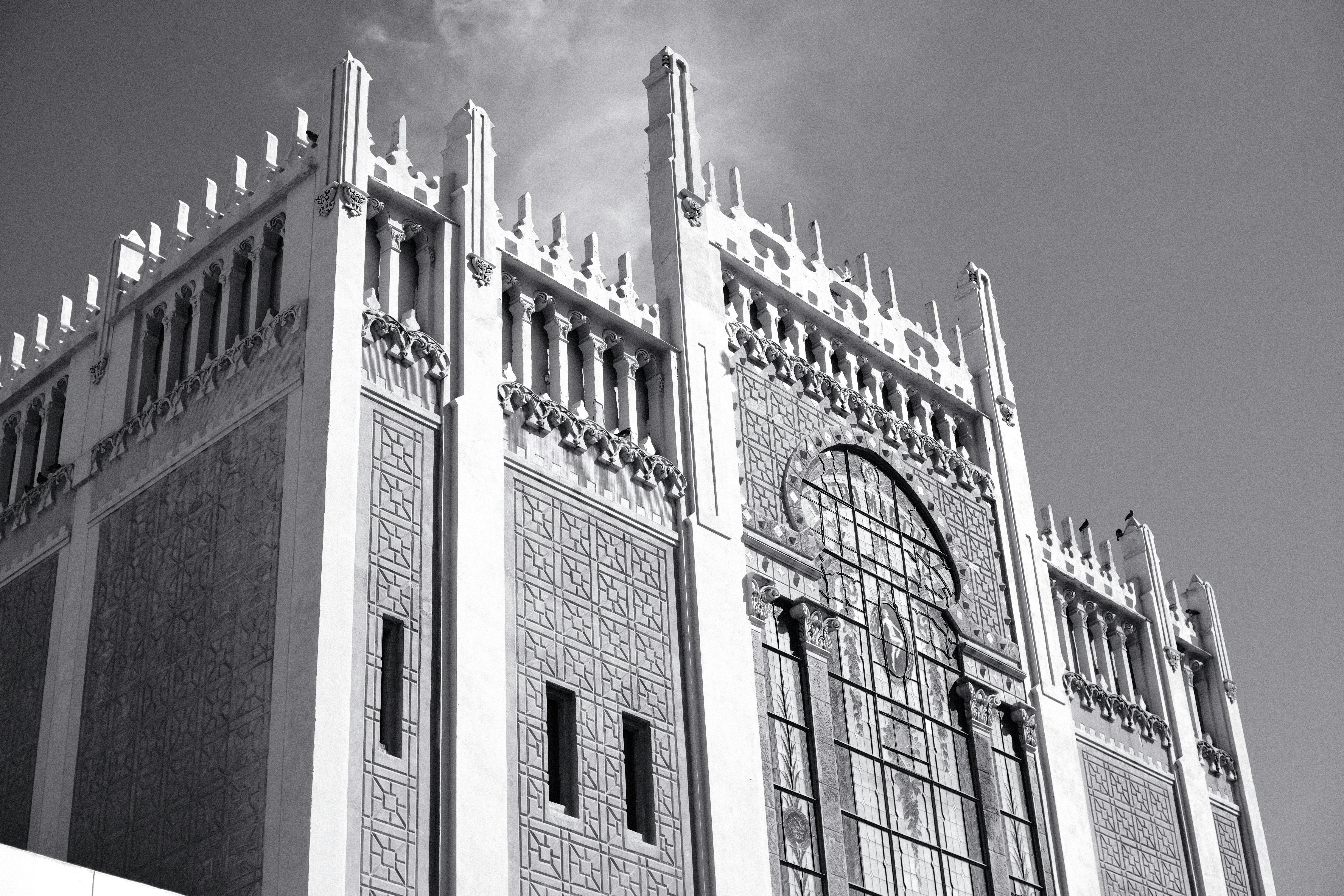 Gratuit Façade saisissante et détaillée d'un bâtiment mexicain, capturée en noir et blanc, mettant en valeur la beauté architecturale. Photos