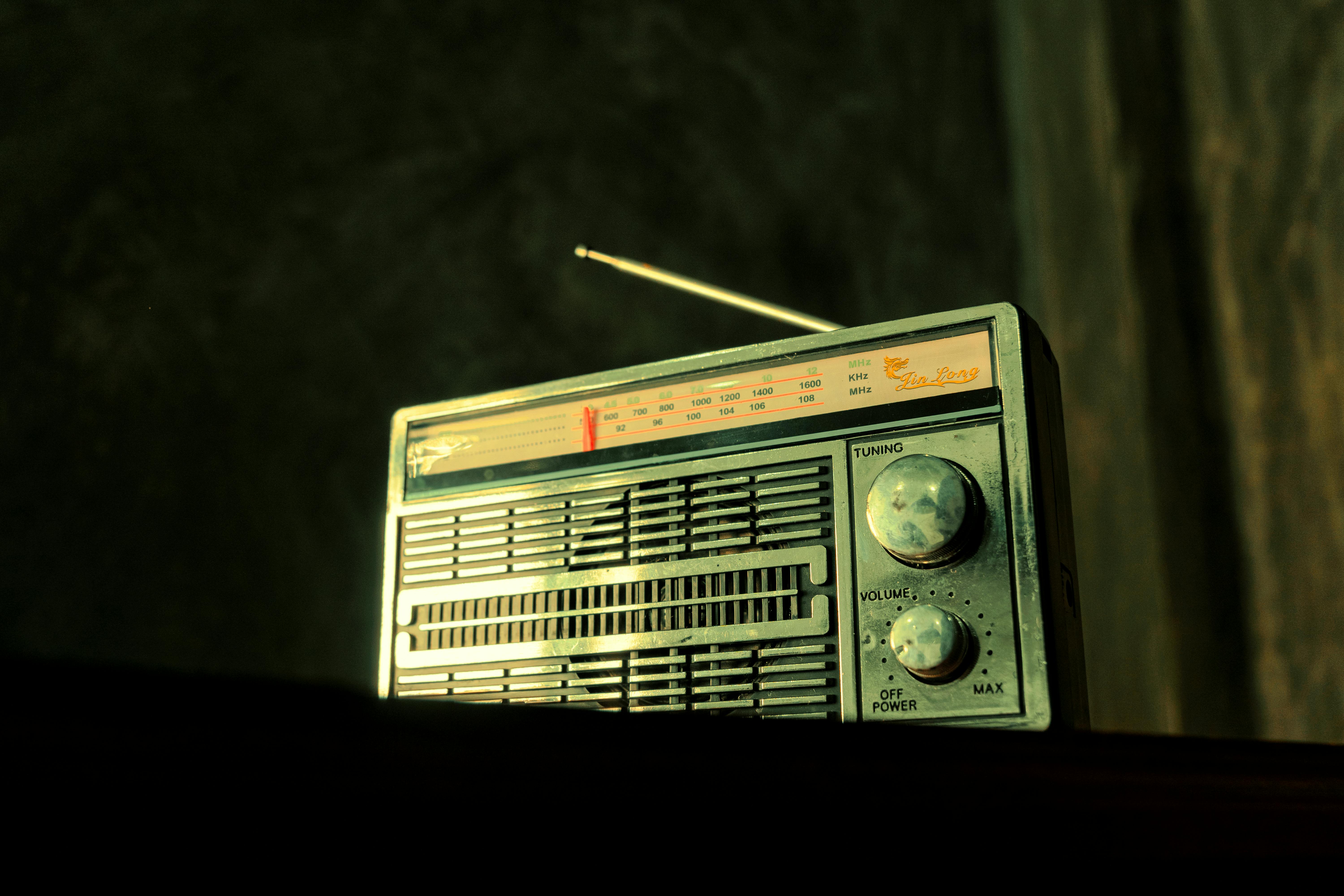 Kostnadsfria En nostalgisk vintageradio med synlig inställningsratt som framkallar klassisk charm. Stock foto