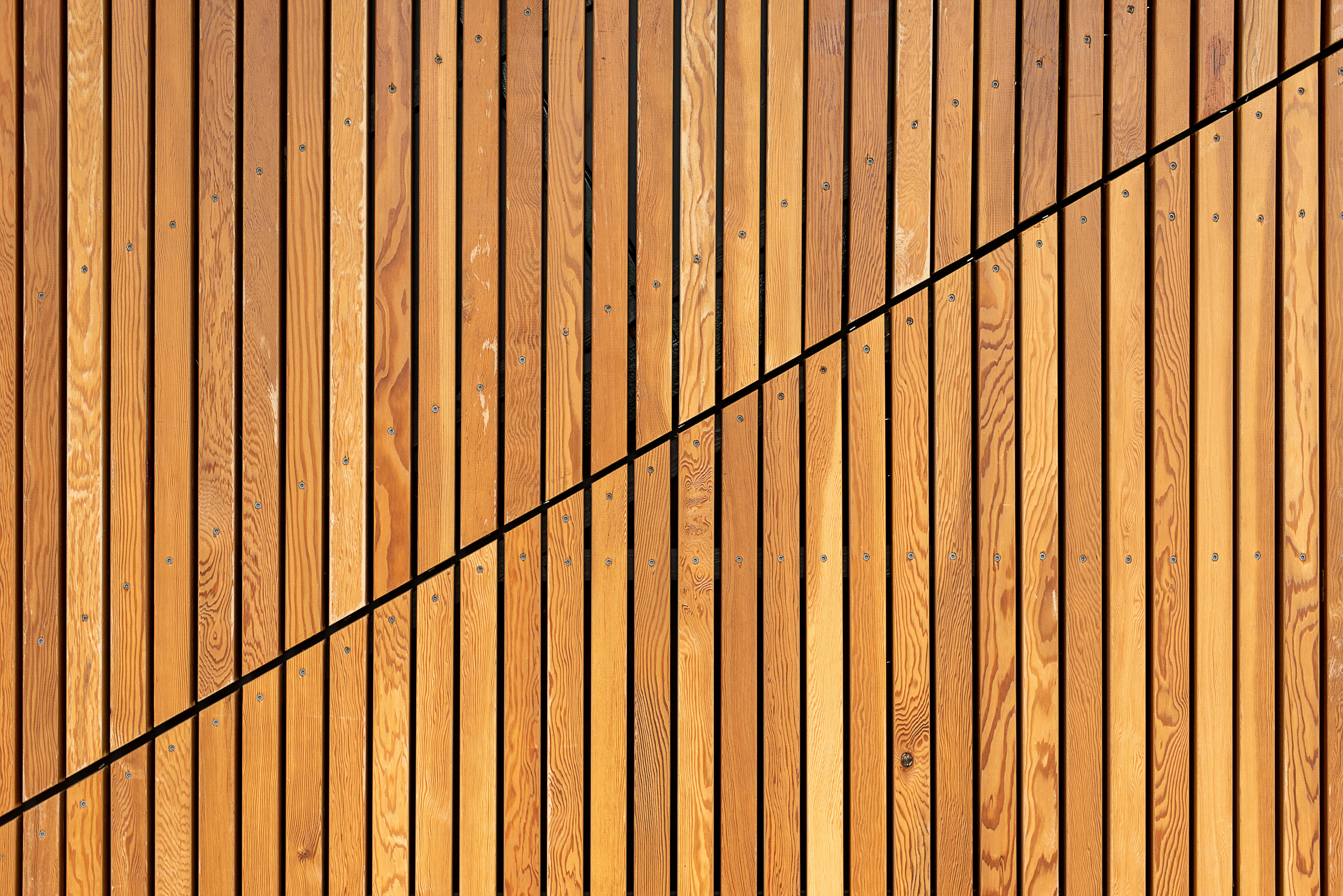 Zadarmo Detailný záber drevených lamiel vytvárajúcich moderný diagonálny vzor, ideálny pre pozadie. Fotka z fotobanky