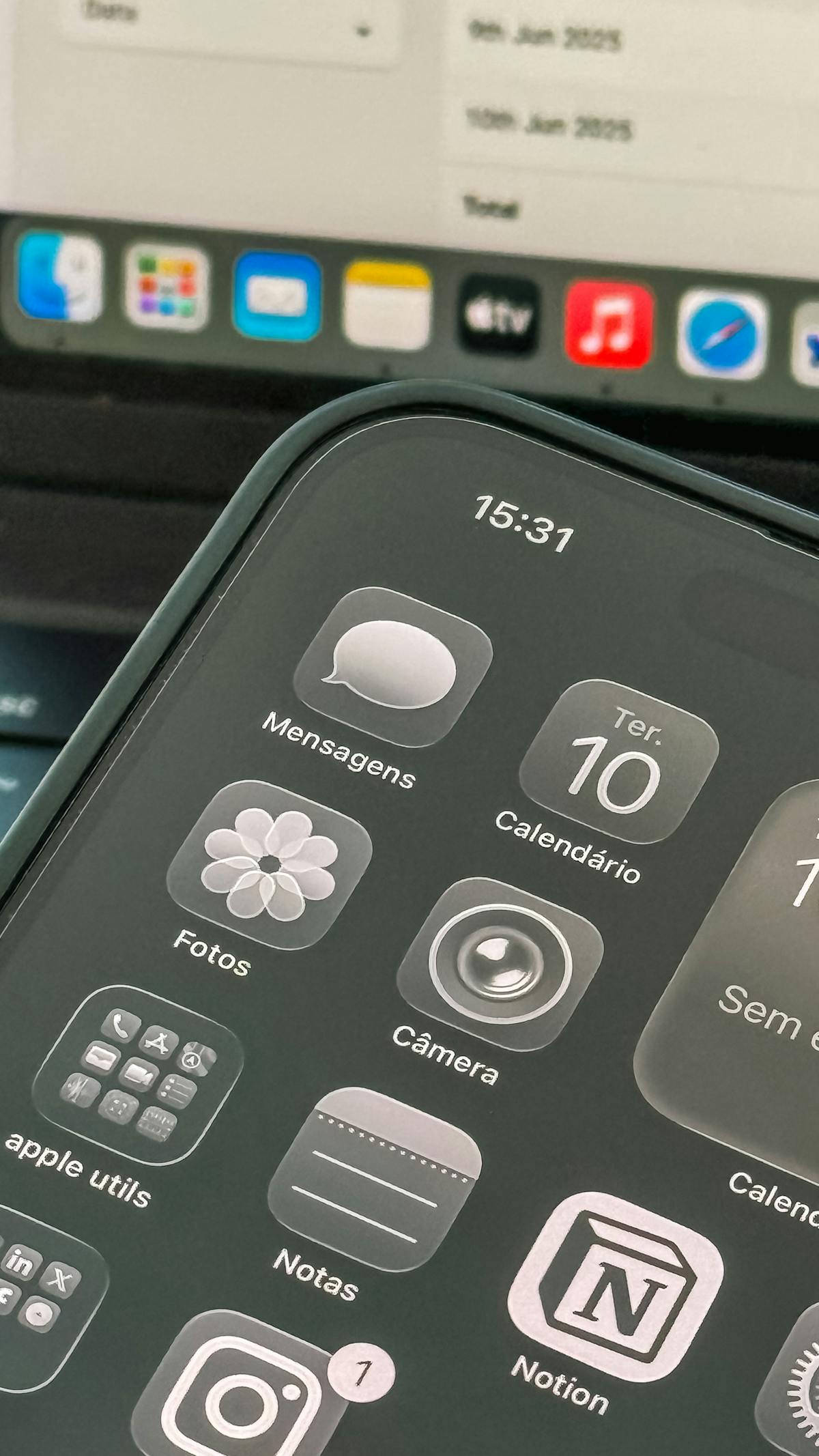 Primo piano di smartphone che mostra calendario e icone di app