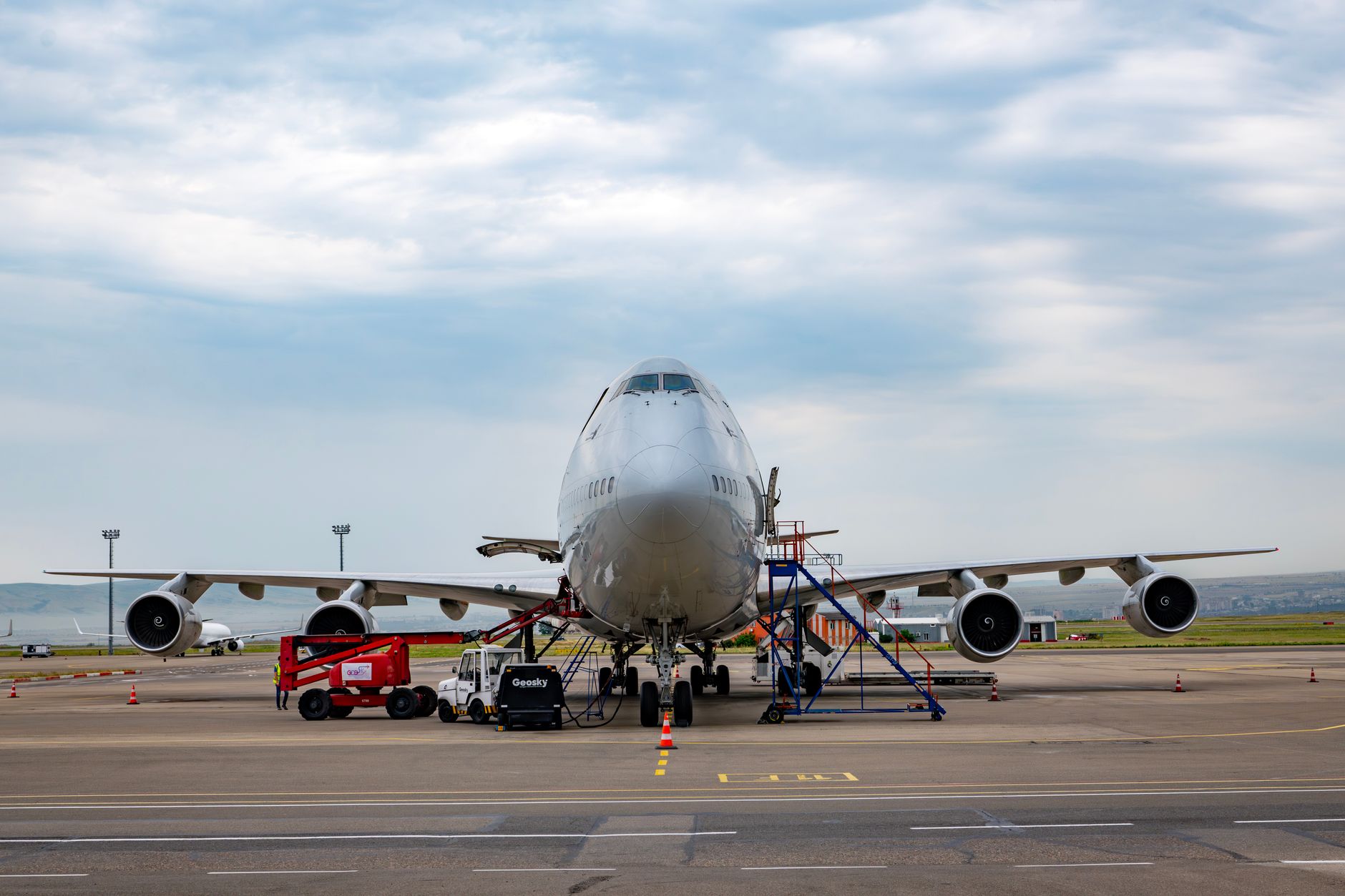 Avión Boeing en aeropuerto, imagen representativa de operaciones