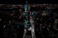 纽约市的夜间鸟瞰图令人惊叹，充满活力的城市灯光和摩天大楼尽收眼底