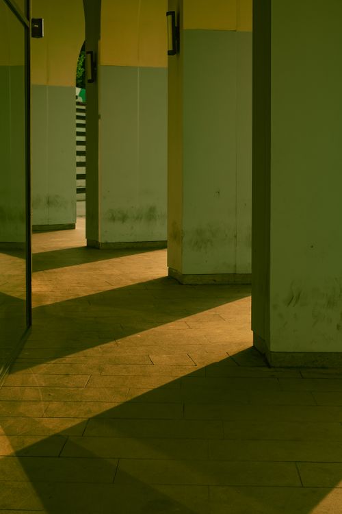Free A modern architectural space with striking shadows and geometric shapes highlighted by ambient lighting. Stock Photo