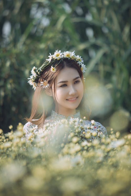 Foto De Mulher Usando Coroa De Flores