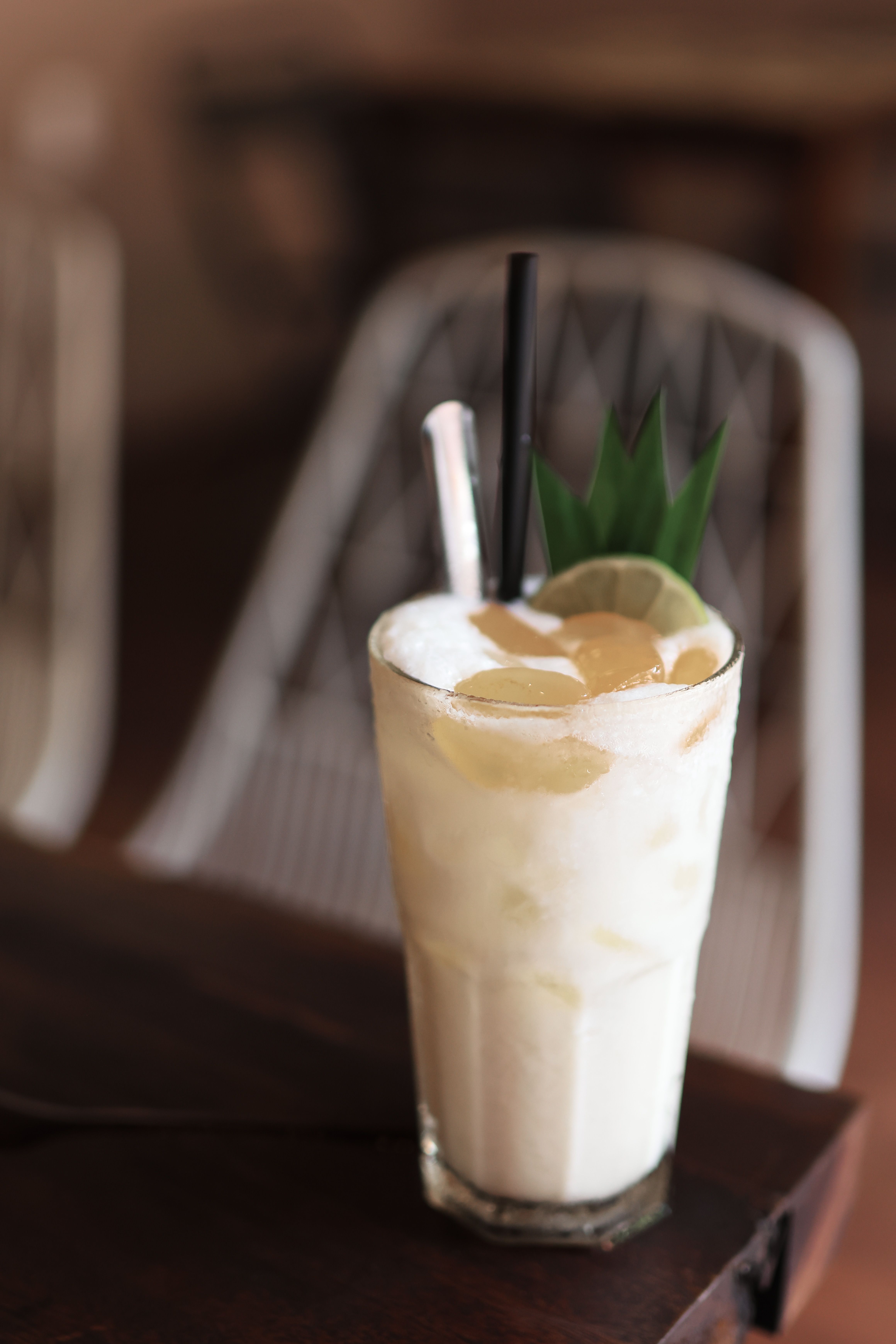 Batido Refrescante De Piña Con Pajitas · Foto de stock gratuita